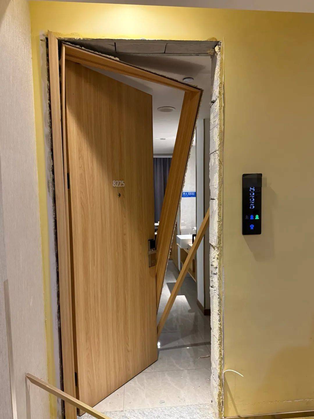 男子在杭州一酒店洗澡时被陌生人暴力闯入，房间大门被踢烂，踹门男子怀疑前女友正在酒店与他人开房