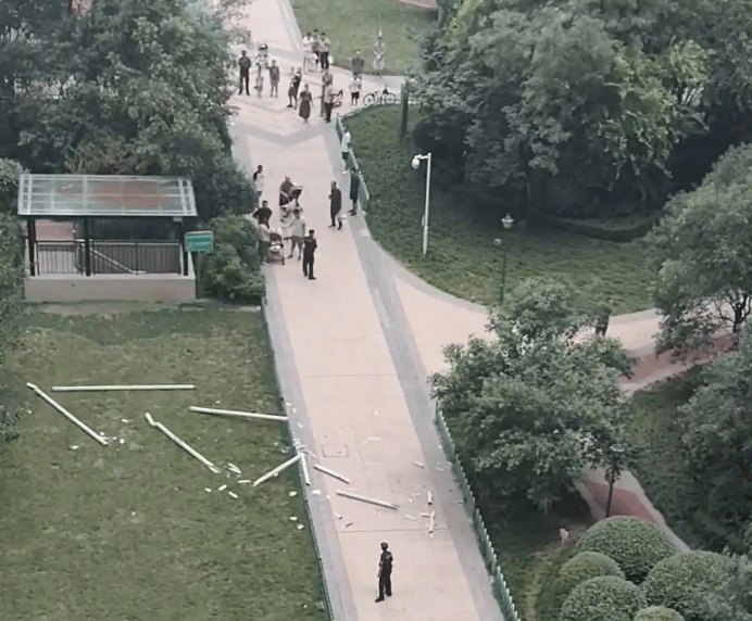 西安通报“水管高空坠落砸中婴儿车”:疑因大风吹落导致,受伤婴儿仍在救治中