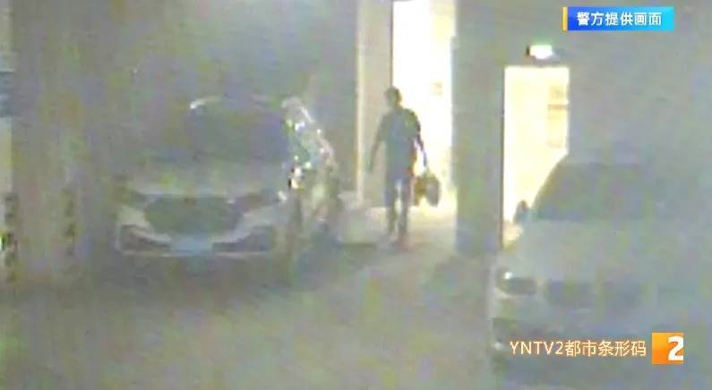 凌晨怪事！男子提着茅台袋子在车库，翻垃圾桶竟为了.....