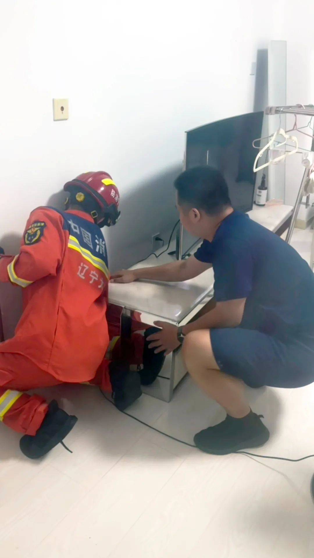 凌晨,大连一女孩家中突然出现一道“黑影”,不断尖叫,仔细一看