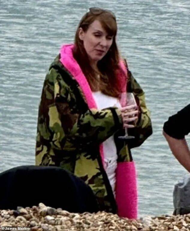 金正恩女儿首登国际舞台,引爆接班传闻!英国首相被架空,工党内斗成全武行…