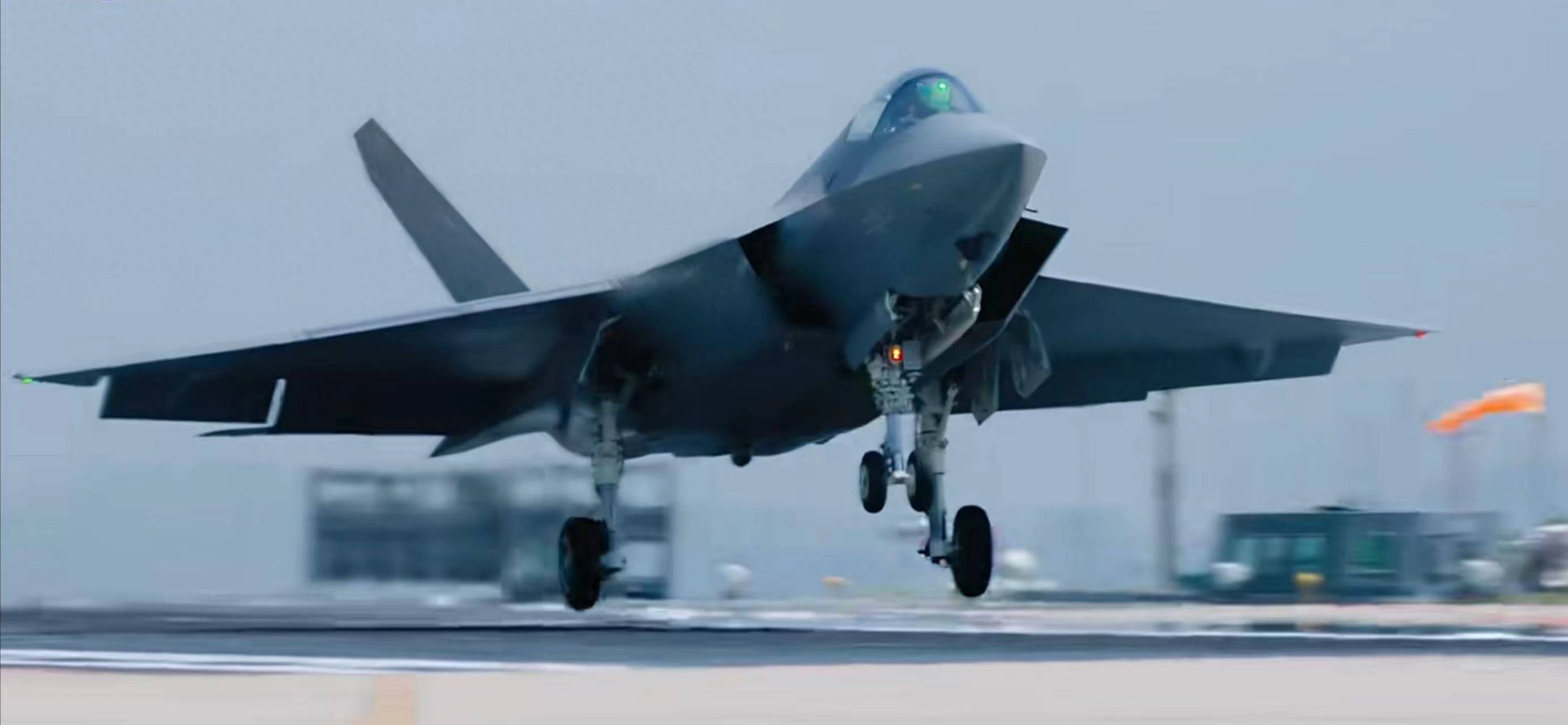 见证历史性突破:歼 - 35 隐身舰载机能在辽宁舰滑跃起飞,航母战力实现跨越式提升