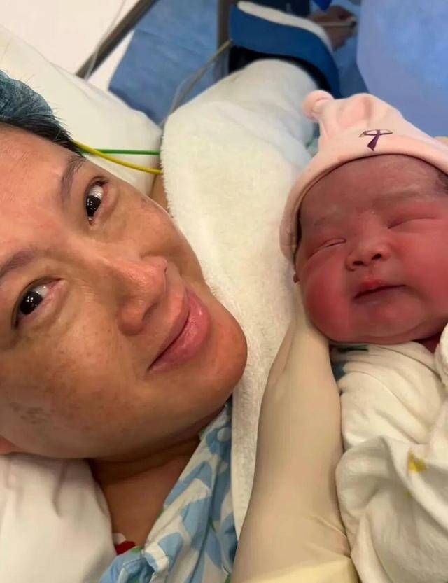 男演员官宣:58岁妻子诞下二胎