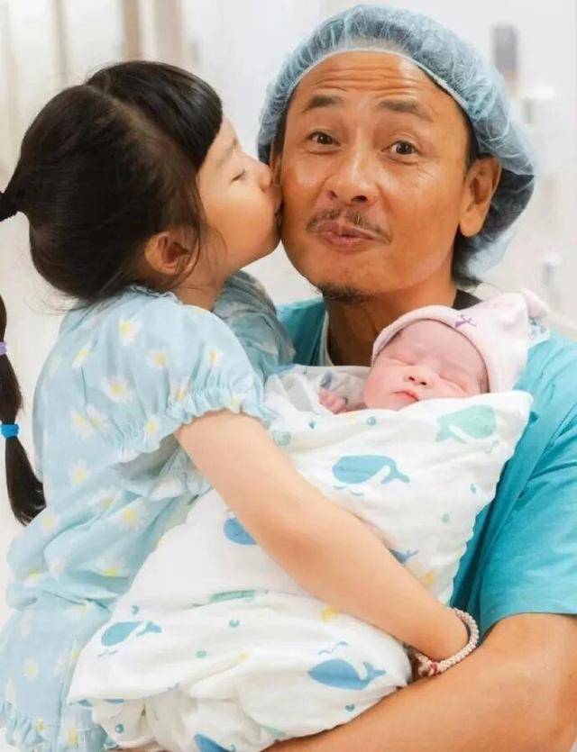 男演员官宣:58岁妻子诞下二胎