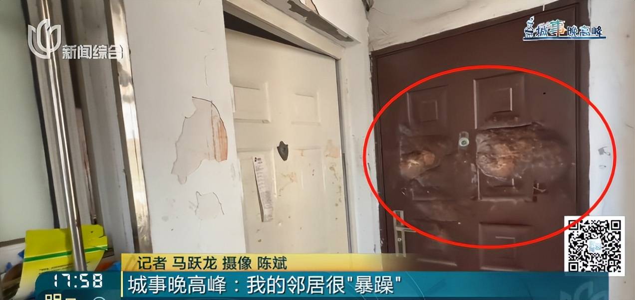 上海女子吓坏！54岁男邻居楼道内一丝不挂，还用榔头猛砸她家大门！居委会：他母亲去世，心情郁闷
