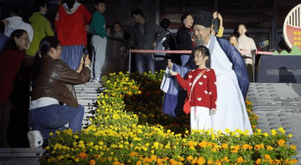 郑是金秋 月满商都 | 数千观众共聚郑博“中秋云游夜”