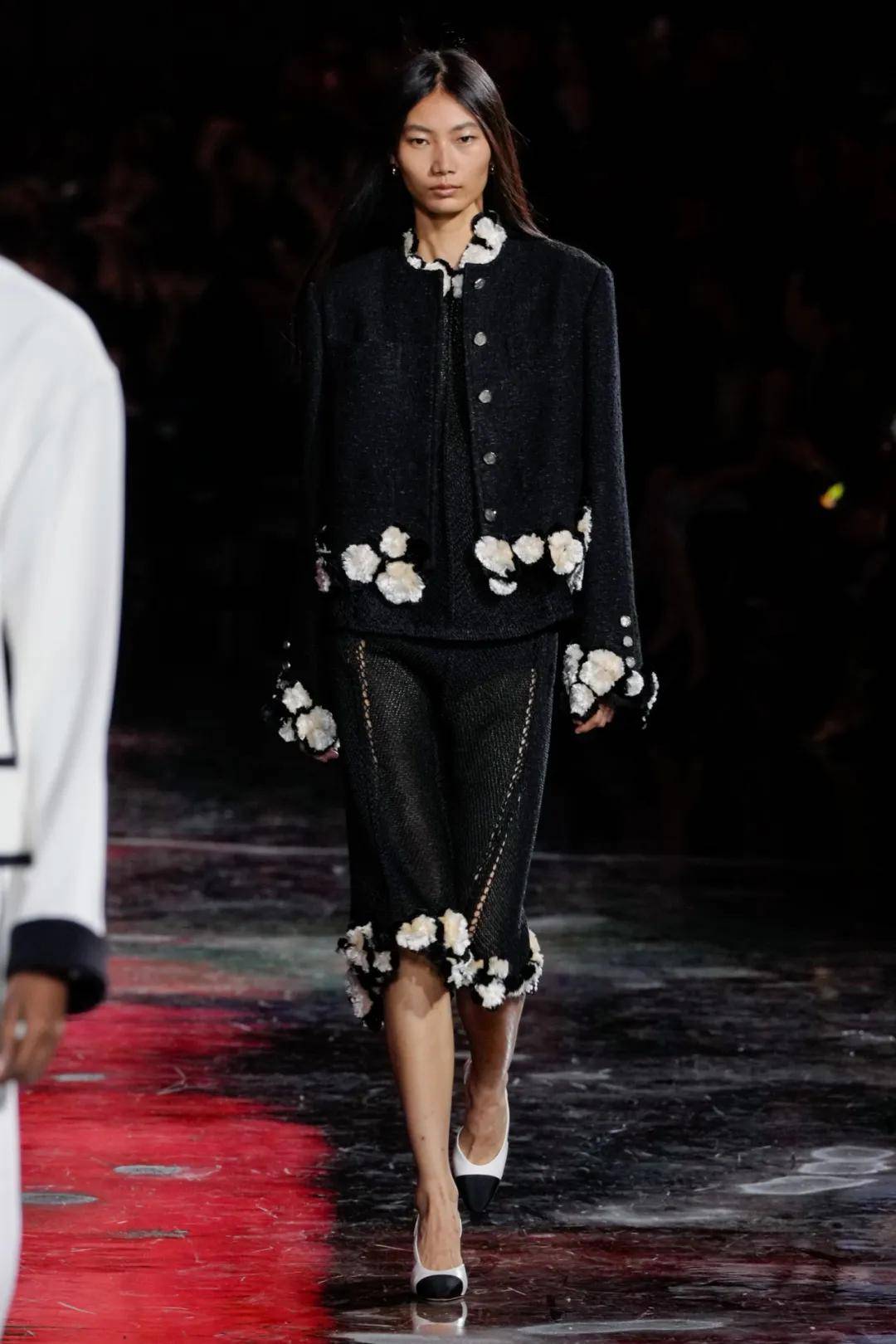 周迅、窦靖童、刘雯、井柏然同框围观香奈儿的新秘密