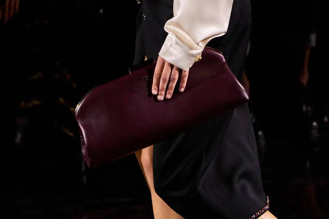 周迅、窦靖童、刘雯、井柏然同框围观香奈儿的新秘密