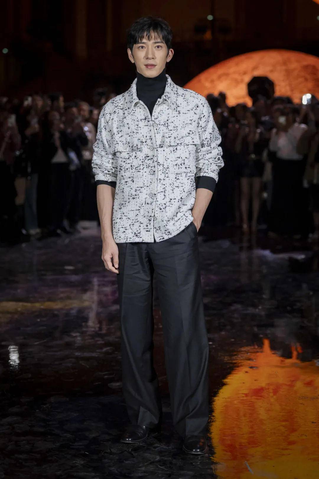 周迅、窦靖童、刘雯、井柏然同框围观香奈儿的新秘密