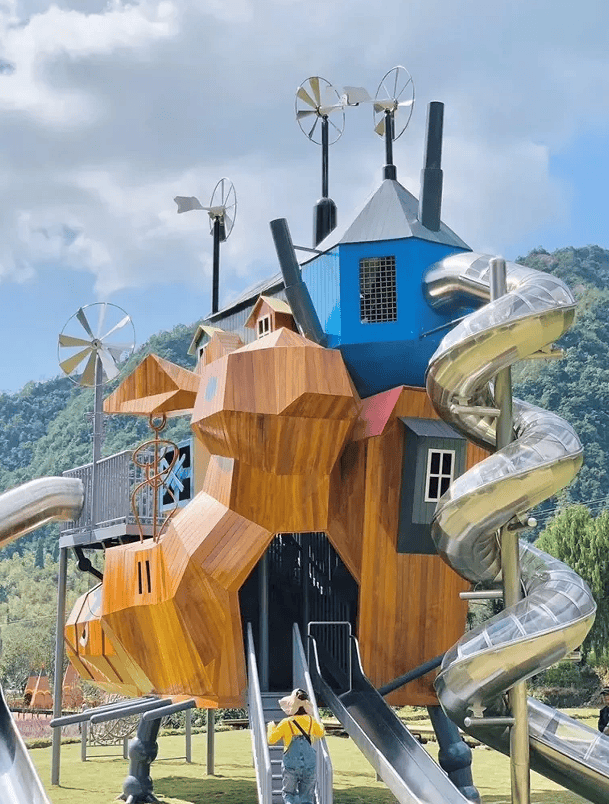 “人体蜈蚣、三面女孩”等被指观感不适，景区：向公众致歉，已拆除