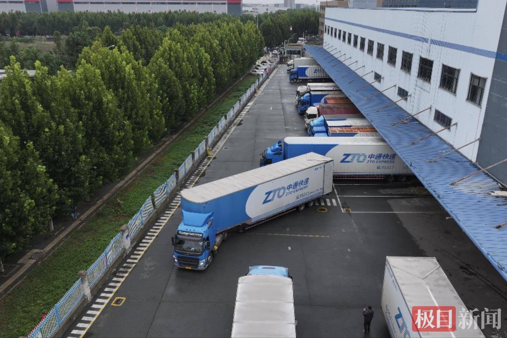 湖北90后姑娘驾驭21米重卡货车，3年多行驶里程相当于绕地球约10圈，始终保持零事故