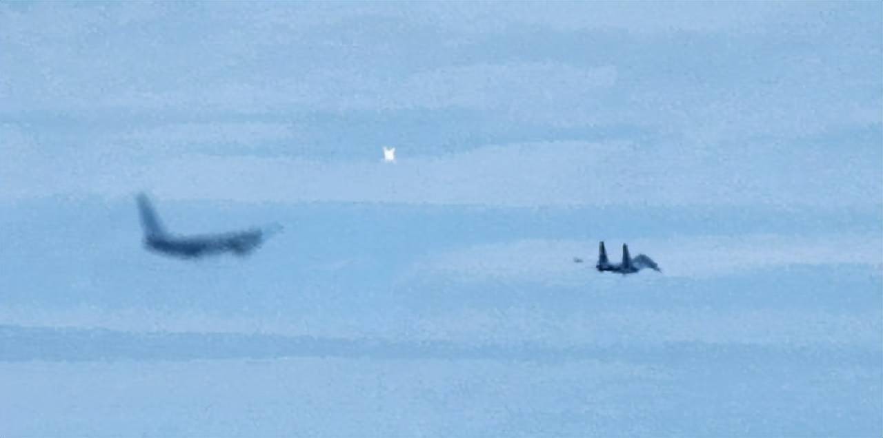 中澳军机再次交锋!解放军苏35发射诱饵弹,严正警告,澳军侦察机落荒而逃