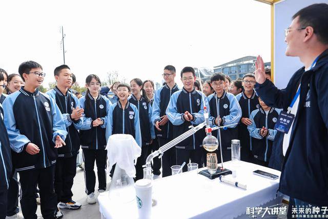 仿生四足机器人、飞行模拟器……好酷的课前预热！35支成都科技团队亮出家底绝活