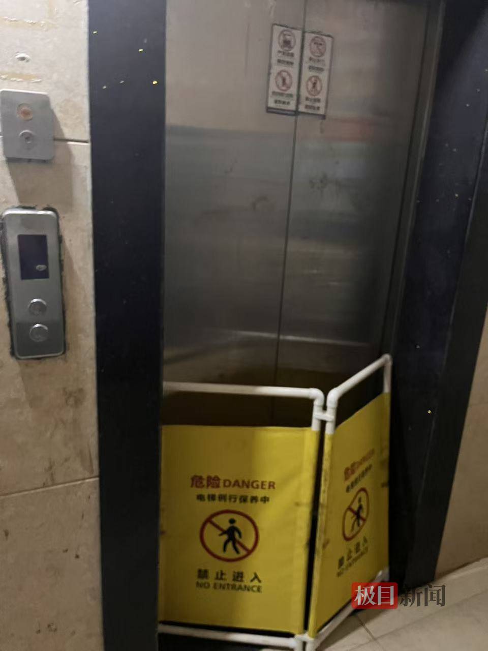永州一小区发生电梯故障致多人被困,一名49岁女子跳出轿厢时坠亡,家属质疑物业保安打开轿厢违规操作